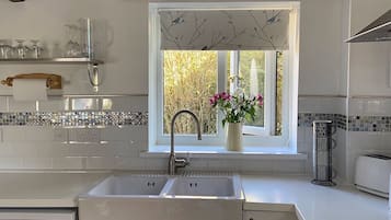 Cottage | Private kitchen | Fridge, dishwasher, electric kettle, toaster