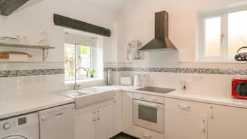 Cottage | Private kitchen | Fridge, dishwasher, electric kettle, toaster