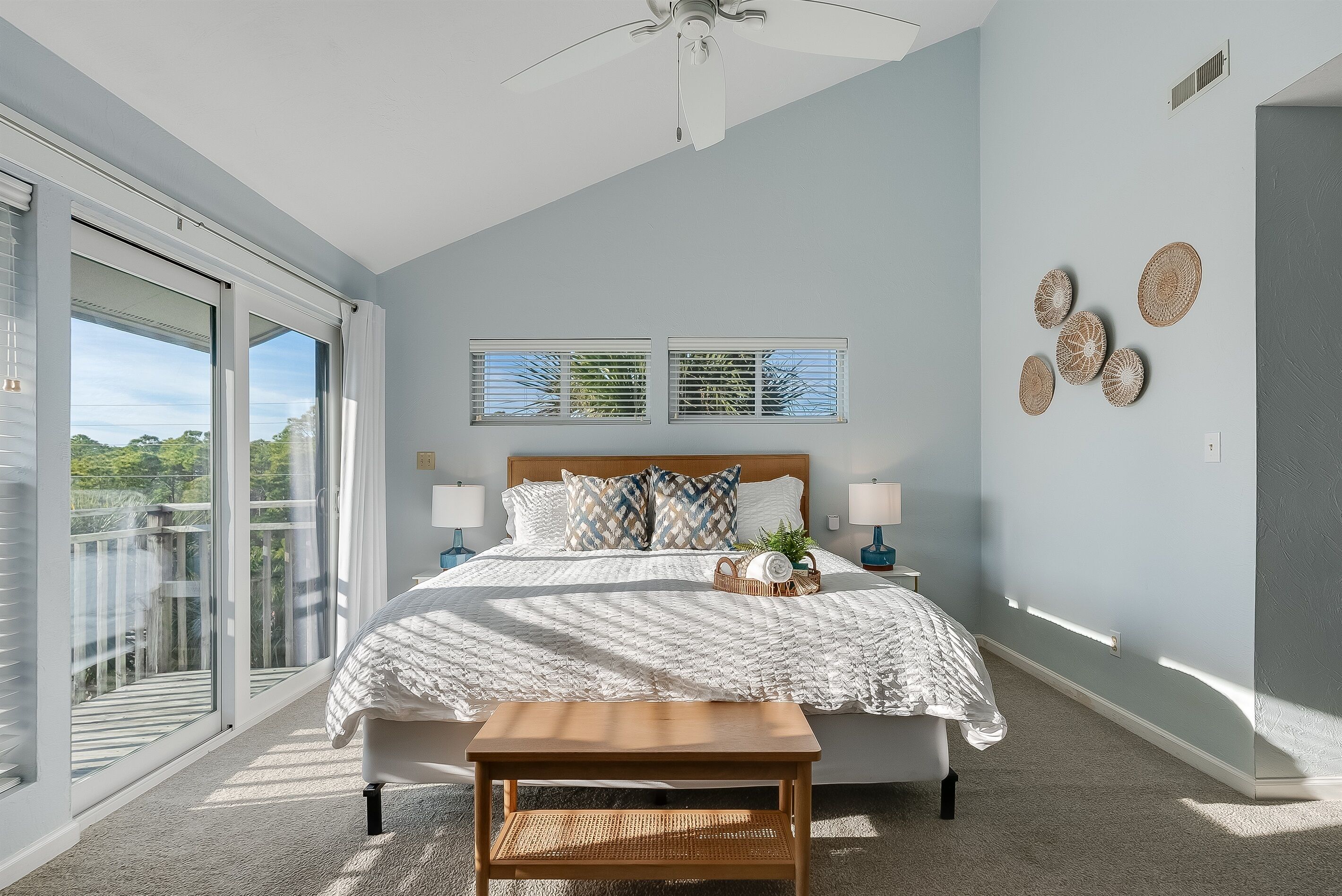 3 habitaciones, escritorio y tabla de planchar con plancha 