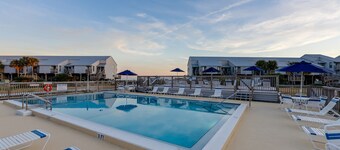 300 Ocean Mile: 150 Steps to Beach! Kid Friendly, 2 Pools, Bikes!