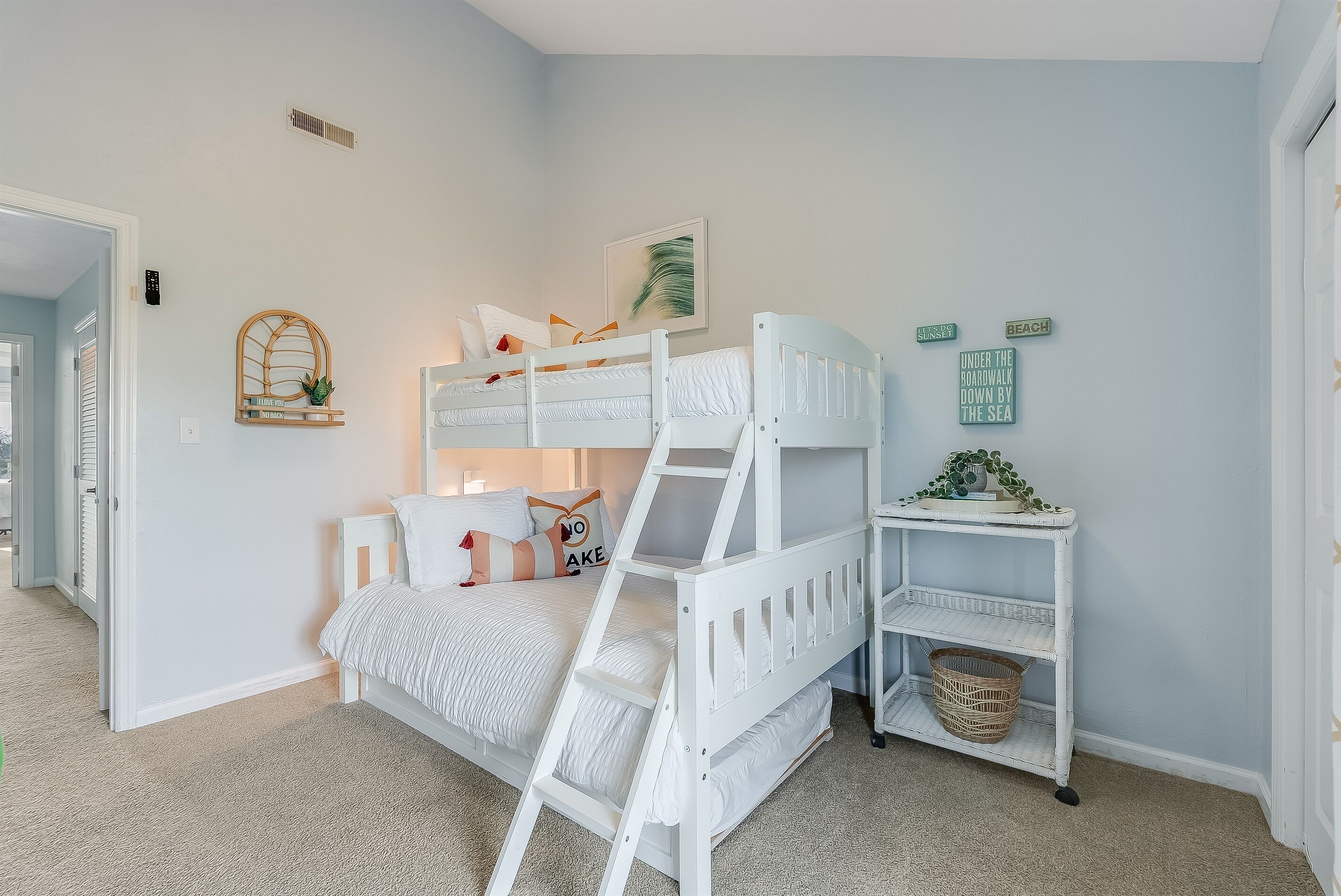 3 室のベッドルーム、デスク、アイロン / アイロン台、旅行用ベビーベッド