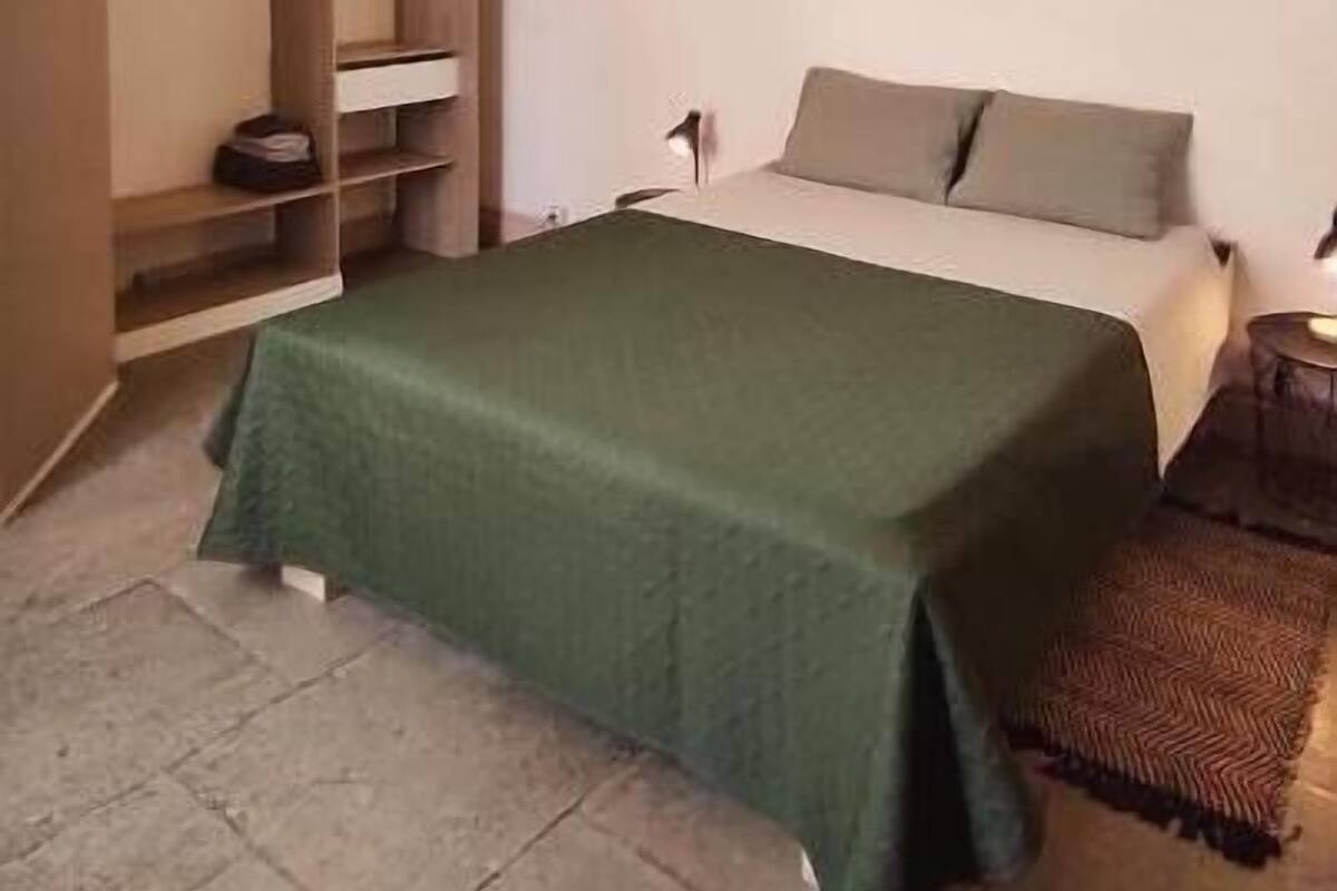 Quarto casal básico, vista para a cidade | Individualmente decorados, individualmente mobiliados, Wi-Fi de cortesia