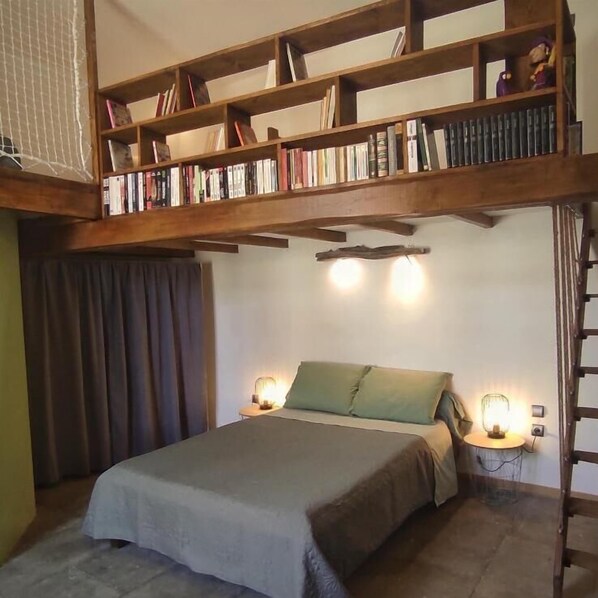 Family Room, City View | Individually decorated, individually furnished, free WiFi, bed sheets - La Vigneronne des Costières (Vauvert)