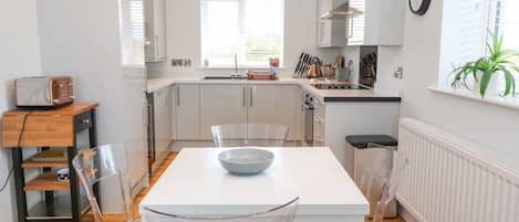 Cottage | Private kitchen | Fridge, dishwasher, electric kettle, toaster