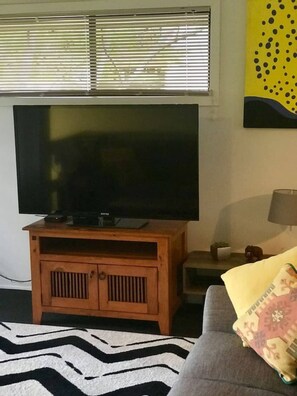 Habitación básica, 1 cama Queen size | 1 habitación y espacio para trabajar con laptop 