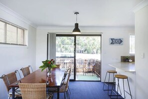 Habitación básica, 1 cama Queen size | Restaurantes