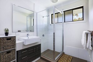 Habitación básica, 1 cama Queen size | Baño | Regadera, toallas, jabón, shampoo 