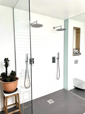 Basic Apartment, Multiple Beds | Bathroom | Hair dryer, towels, soap, shampoo - Unique 2 Bedroom Penthouse Apartment in Kensal Rise (London)