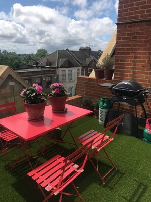 Apartamento básico, várias camas | Sacada