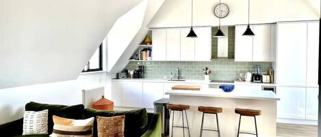 Eenvoudig appartement, Meerdere bedden | Privékeuken | Een koelkast, een oven, een kookplaat, een vaatwasser