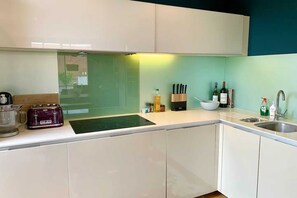 Basic Apartment, Multiple Beds | Private kitchen | Fridge, microwave, oven, stovetop - Gorgeous 2 Bedroom Apartment Near Clapham Common (London)