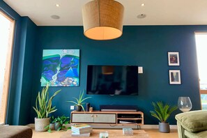 Basic-Apartment, Mehrere Betten | Wohnzimmer