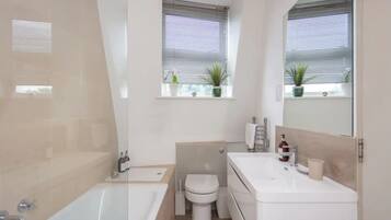 Basic Apartment, 1 King Bed | Bathroom | Hair dryer, towels, soap, shampoo