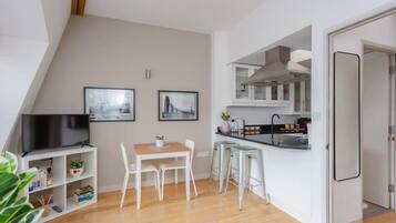 Basic Apartment, 1 King Bed | Private kitchen | Fridge, microwave, oven, stovetop