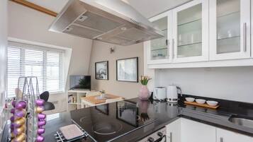 Basic Apartment, 1 King Bed | Private kitchen | Fridge, microwave, oven, stovetop