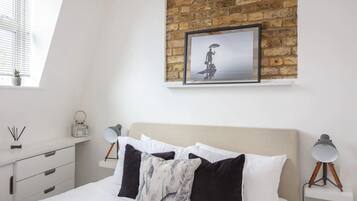 Departamento básico, 1 cama King size | 1 habitación, tabla de planchar con plancha y ropa de cama