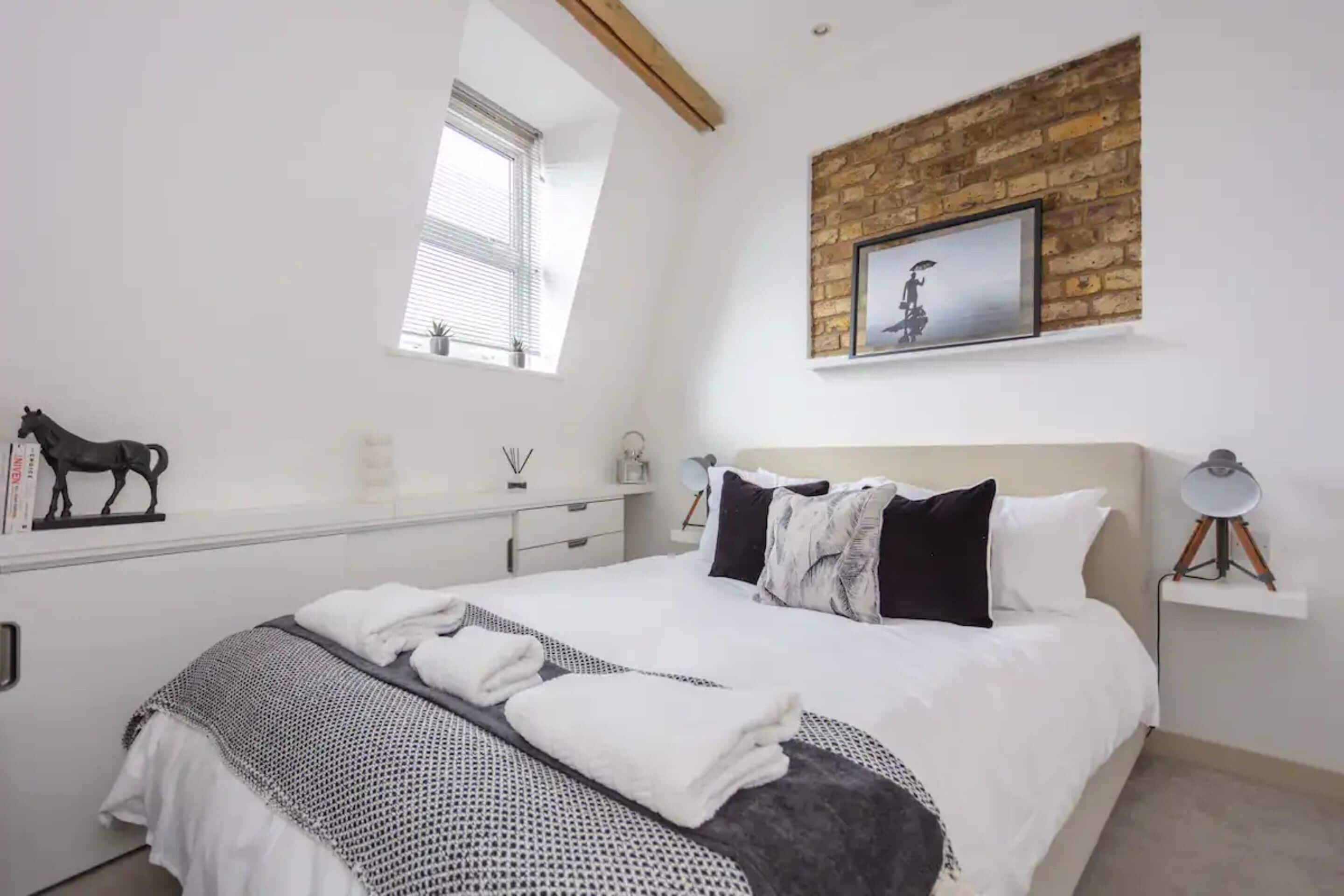 1 habitación, tabla de planchar con plancha y ropa de cama 