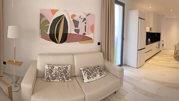 Apartament prèmium, 3 dormitoris, terrassa | Sala d'estar | Televisor intel·ligent de 44 polzades amb canals digitals i televisor