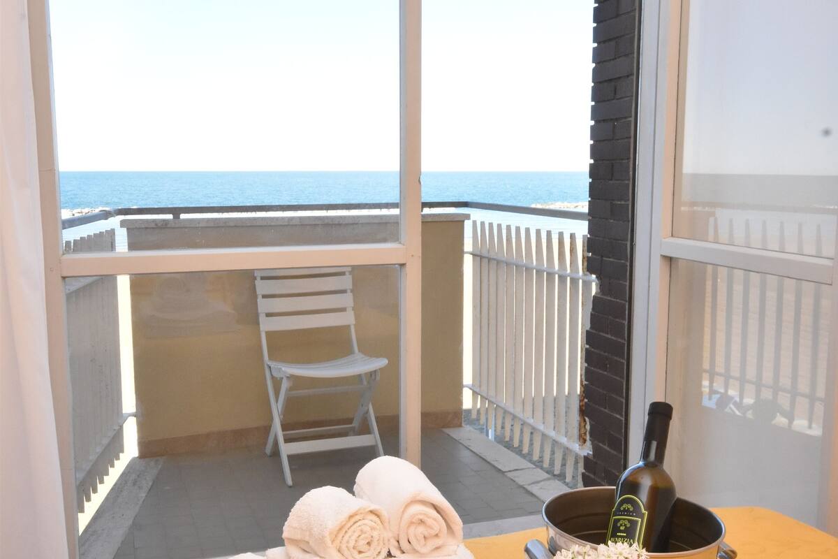 Superior-huone | Ylelliset vuodevaatteet, minibaari, tallelokero huoneessa, työpöytä