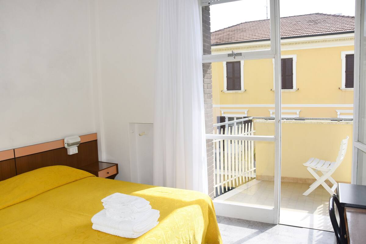 Standard-huone | Ylelliset vuodevaatteet, minibaari, tallelokero huoneessa, työpöytä