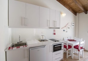 Oven, electric kettle, toaster, high chair - Filoxenia Kirki apartments (Corfu)