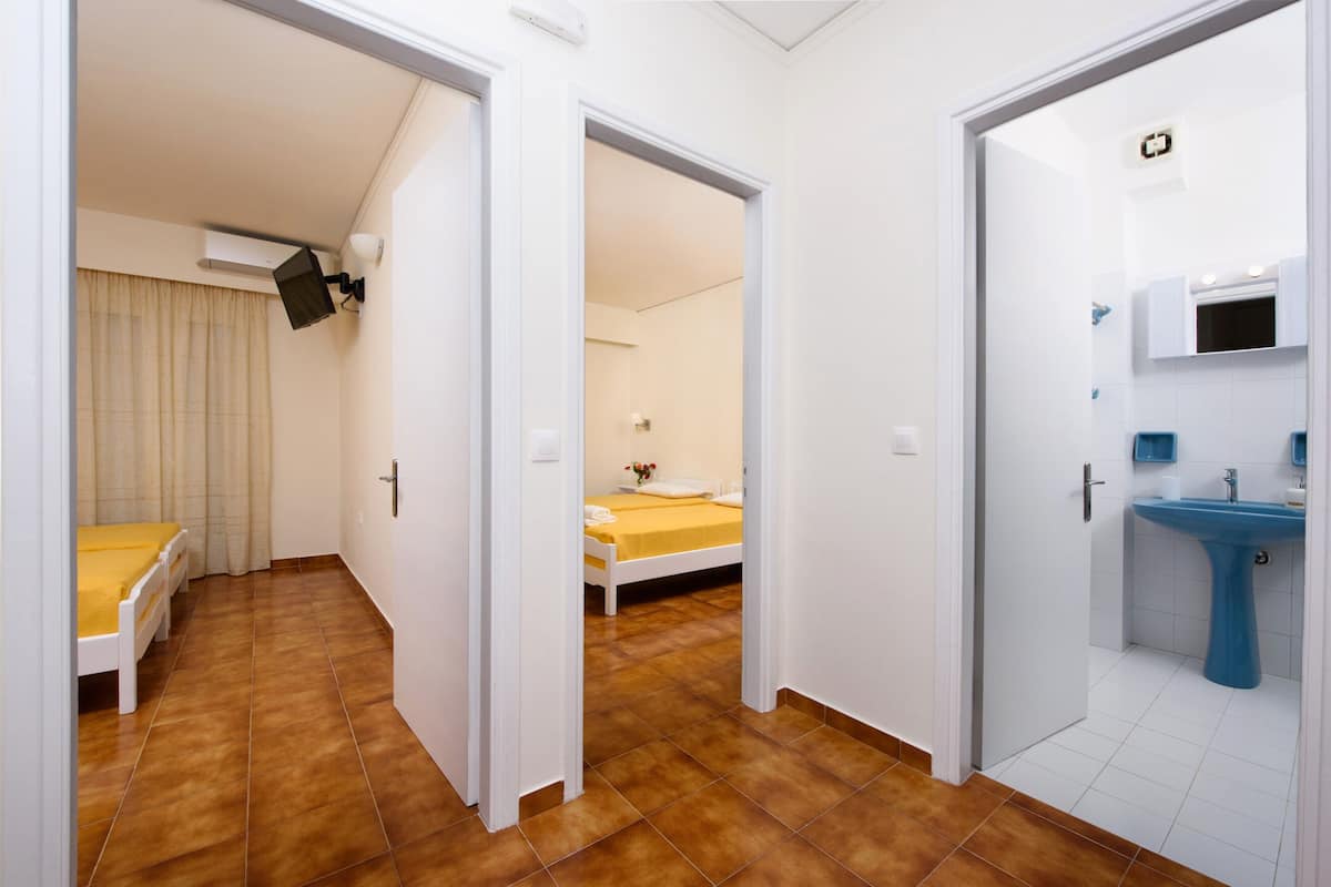 Iron/ironing board, free WiFi, bed sheets