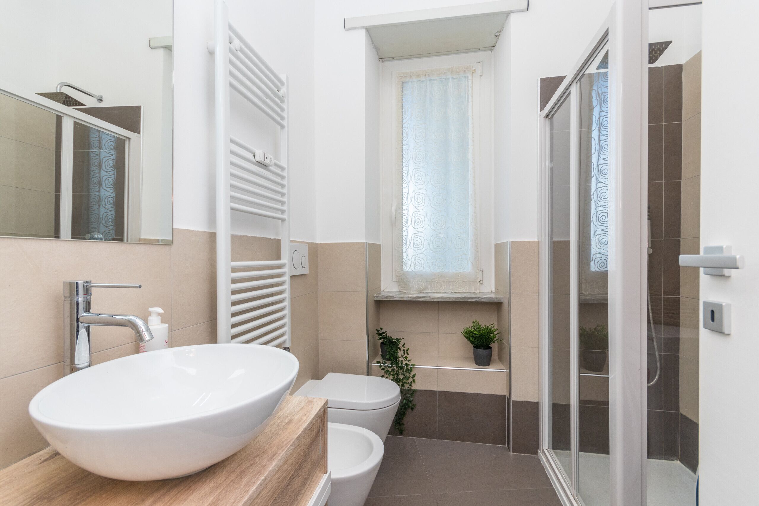 Douche, séchoir à cheveux, bidet, serviettes fournies