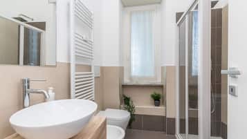 Dusche, Haartrockner, Bidet, Handtücher