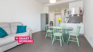 Una cocina moderna con comedor, sofá y una mesa con sillas.