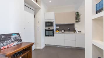 Kühlschrank, Mikrowelle, Ofen, Geschirrspüler