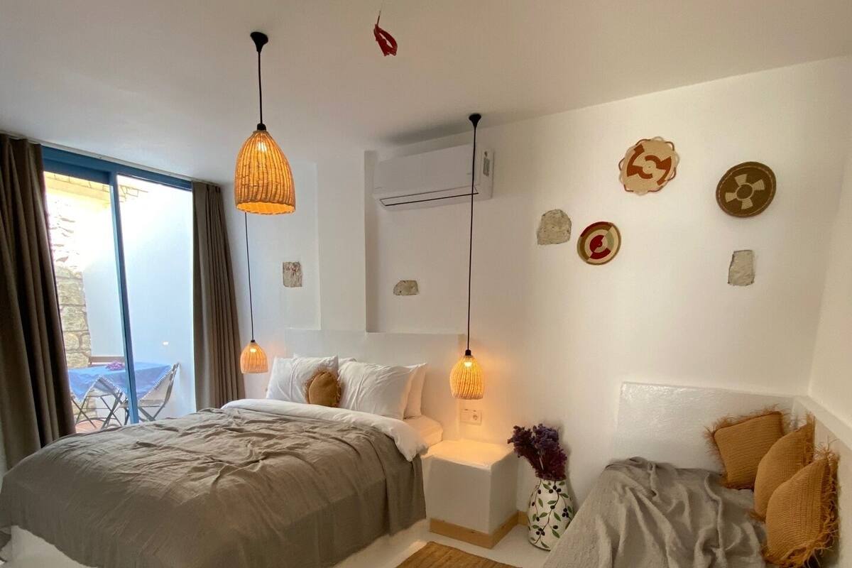 Tremannsrom – comfort | Minibar, safe på rommet, lydisolert og strykejern/-brett