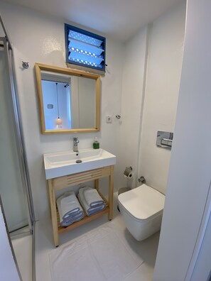 Deluxe Room | Bathroom | Shower, rainfall showerhead, hair dryer, towels - Mastika Boheme Alacati (Cesme)