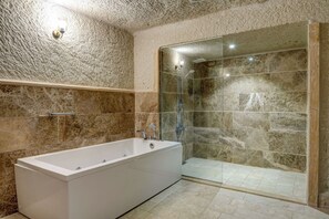 Elite Double Room | Bathroom | Hair dryer, slippers, towels, soap - Avilla Cave Hotel (Nevsehir)