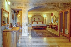 エリート ダブルルーム | 高級寝具、セーフティボックス (室内)、防音設備、アイロン / アイロン台