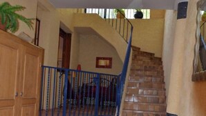 Una escalera con barandilla azul que lleva a una plataforma.