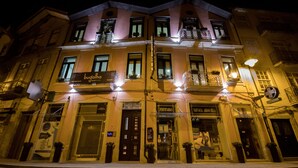 Un edificio de varios pisos con balcones y letreros iluminados.