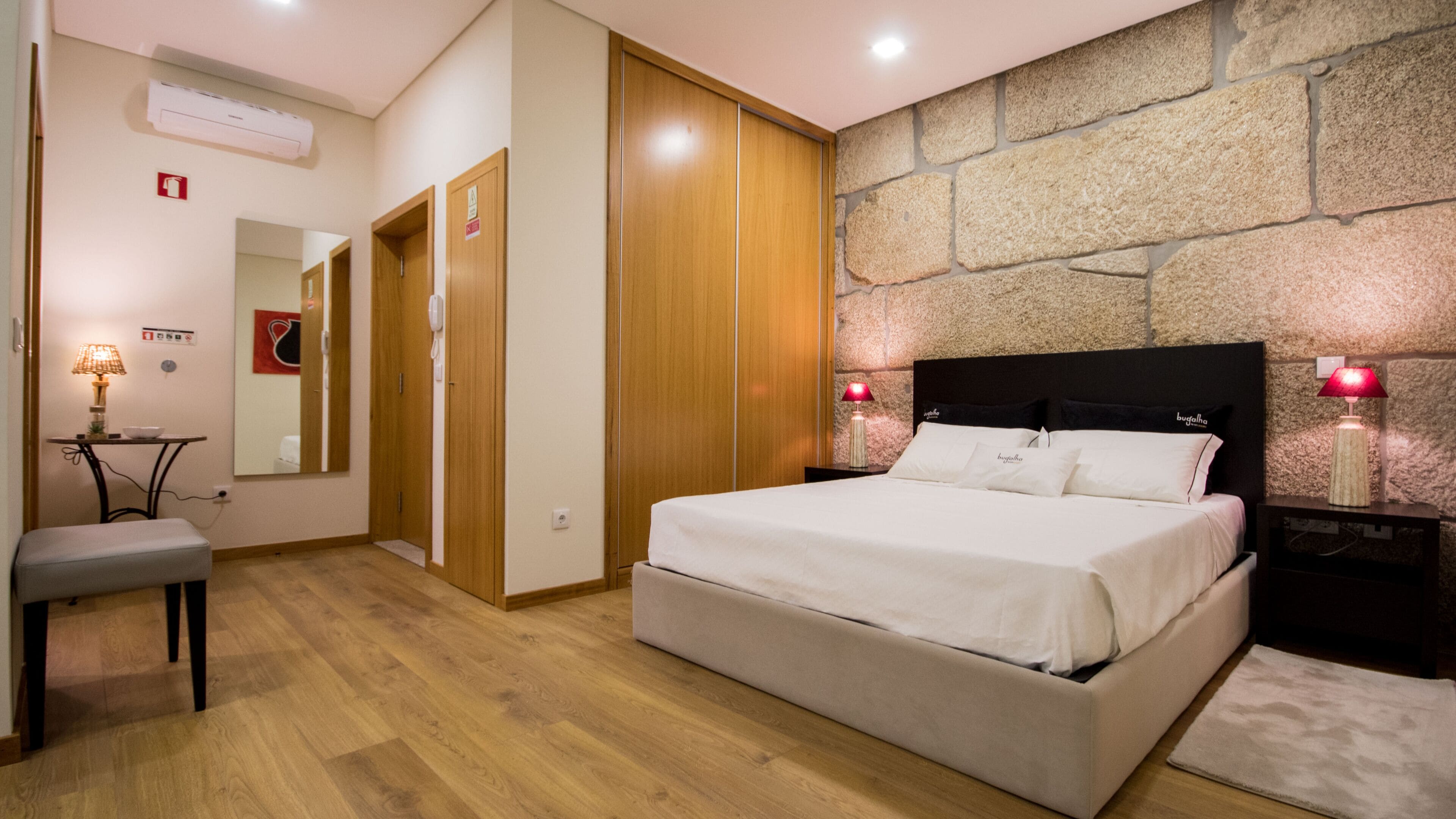 1 habitación, tabla de planchar con plancha, internet y ropa de cama 