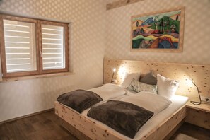 2 bedrooms, travel cot, free WiFi, bed sheets