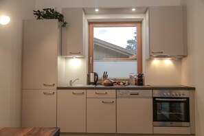 Kylskåp, ugn, spishäll och diskmaskin