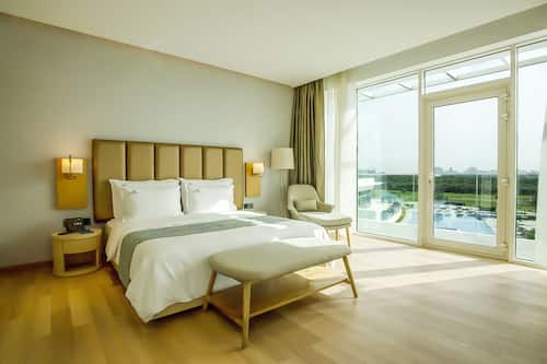 Premium bedding, minibar, in-room safe, desk