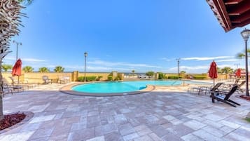 Piscine couverte, piscine à débordement