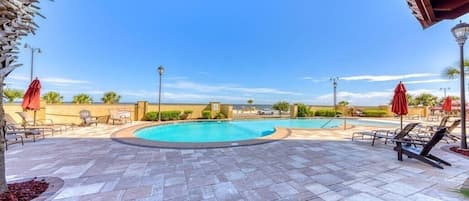 Piscina coperta, una piscina a sfioro