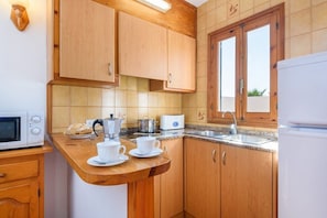 Een koelkast, een microgolfoven, een vaatwasser