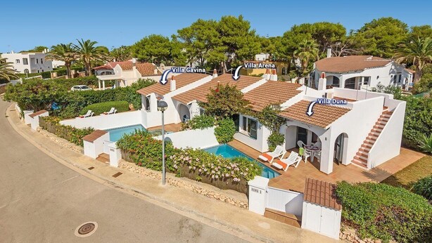 Un quartier résidentiel composé de villas portant les noms de Villa Gavina, Villa Arena et Villa Duna, caractérisé par une architecture méditerranéenne, une piscine et une végétation luxuriante.