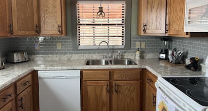 Cozy 2BR/1B cabin overlooking a beautiful creek with access to Catoosa WMA.