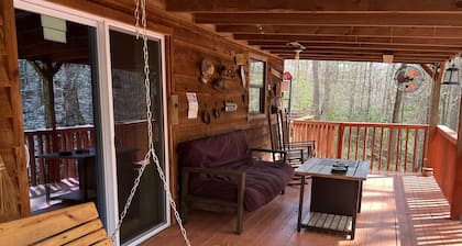 Cozy 2BR/1B cabin overlooking a beautiful creek with access to Catoosa WMA.