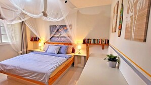 A bedroom with a bed, bedside tables, a bedside lamp, a bookshelf, and a potted plant. - Vacation apartment CASA LA ISLA, Tarajalejo, fiber optic internet (Tarajalejo)
