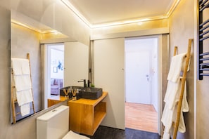 Studio, City View | Bathroom | Shower, rainfall showerhead, hair dryer, towels - Casa da Música 5th High (Porto)