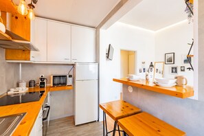 Studio, City View | Private kitchen | Fridge, microwave, oven, stovetop