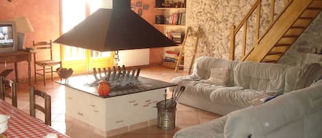 Televisión, chimenea, reproductor de DVD, futbolito